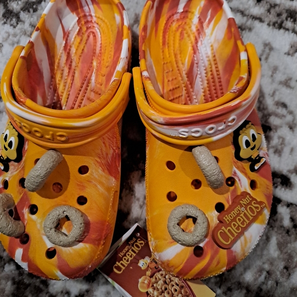Crocs Honey Nut Cheerios clog sandals! Size 6y / 7.5 women - Picture 2 of 8
